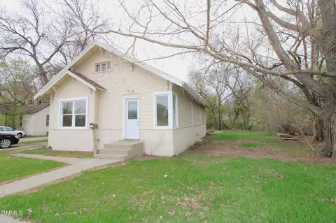 616 Central Ave, Minot, ND 58701 photo 3