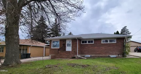 1709 Monte Dr, Mandan, ND 58554 photo 1