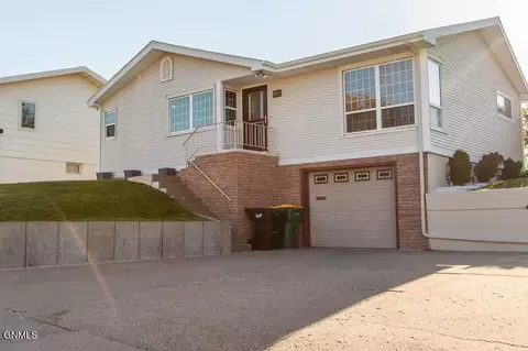 809 28th St, Bismarck, ND 58501 photo 2