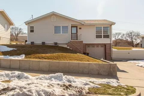 809 28th St, Bismarck, ND 58501 photo 1