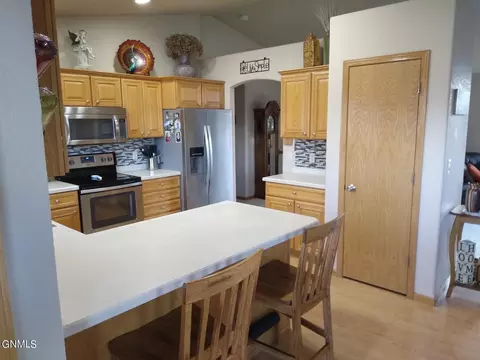 2225 3rd St S, Bismarck, ND 58504 photo 9