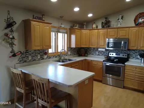 2225 3rd St S, Bismarck, ND 58504 photo 10