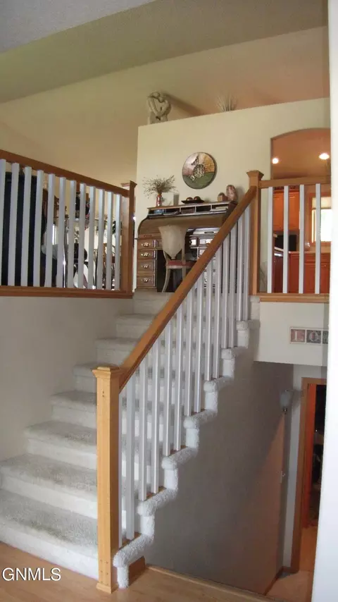 2225 3rd St S, Bismarck, ND 58504 photo 2