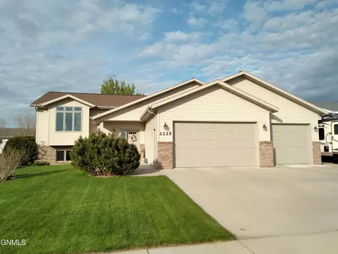 2225 3rd St S, Bismarck, ND 58504 photo 1