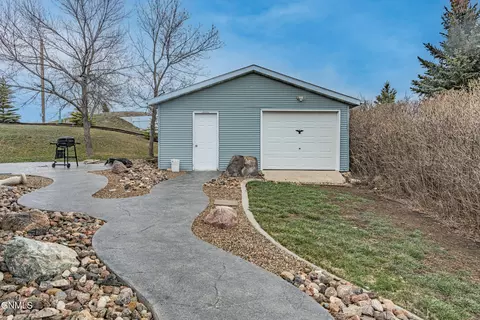 2145 Coulee Dr N, Mandan, ND 58554 photo 27
