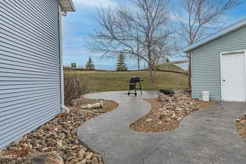 2145 Coulee Dr N, Mandan, ND 58554 photo 28