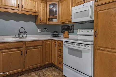 2145 Coulee Dr N, Mandan, ND 58554 photo 8