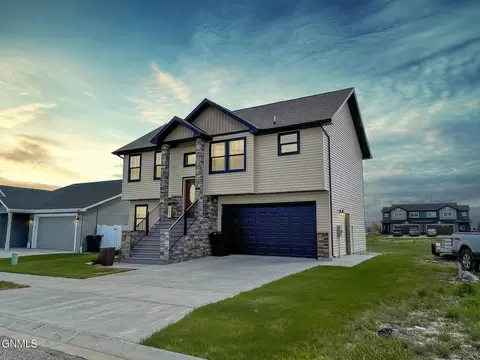 3307 34th St W, Williston, ND 58801 photo 2
