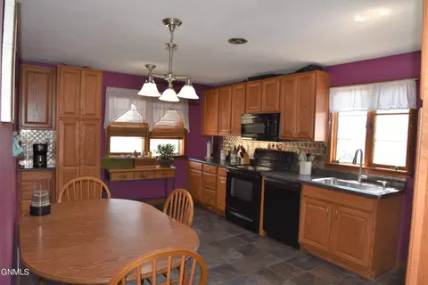 307 3rd Ave NE, Mandan, ND 58554 photo 2
