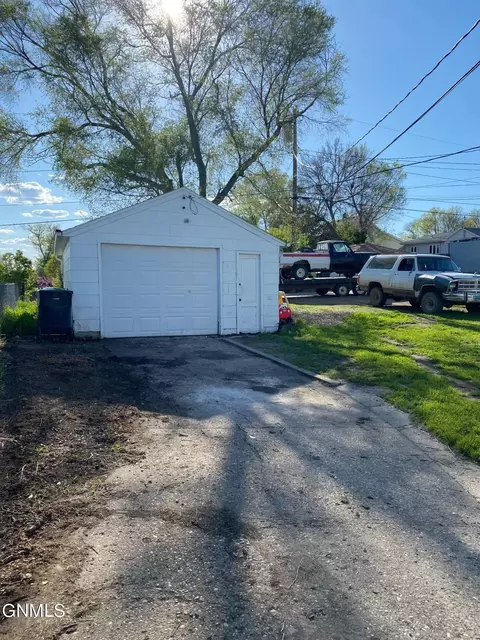 307 3rd Ave NE, Mandan, ND 58554 photo 25