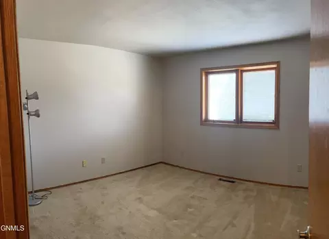 3101 Hackberry St, Bismarck, ND 58503 photo 27
