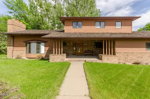 3101 Hackberry St, Bismarck, ND 58503 photo 2