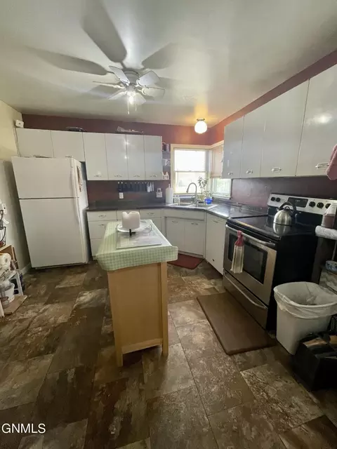 20 3rd St NE, Beach, ND 58621 photo 5