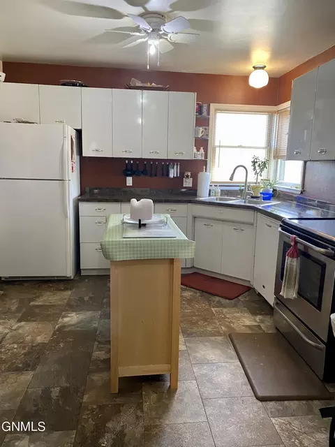 20 3rd St NE, Beach, ND 58621 photo 2
