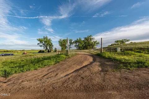 10880 Spring Creek Rd, Killdeer, ND 58640 photo 3
