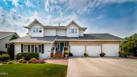 809 Juniper Pl, Bismarck, ND 58503 photo 1