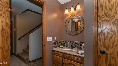 809 Juniper Pl, Bismarck, ND 58503 photo 9