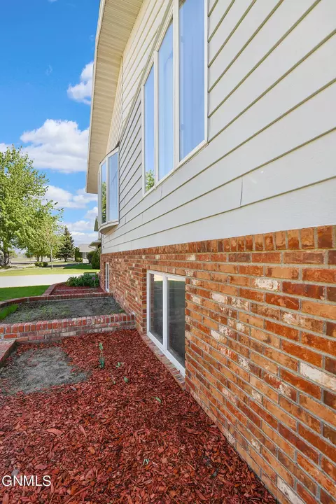 2210 15th Ave W, Williston, ND 58801 photo 8