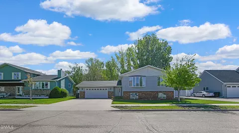 2210 15th Ave W, Williston, ND 58801 photo 2