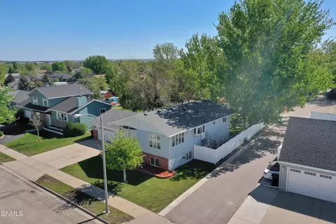 2210 15th Ave W, Williston, ND 58801 photo 11
