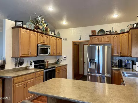 1733 23rd St W St W, Williston, ND 58801 photo 9
