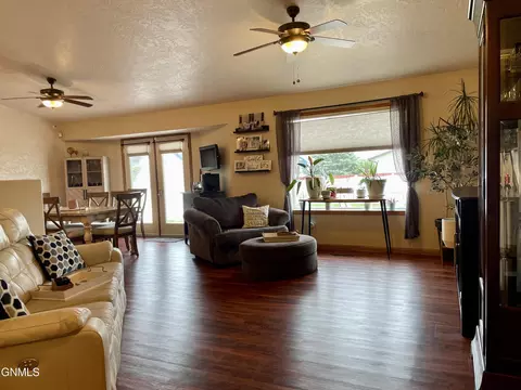 1733 23rd St W St W, Williston, ND 58801 photo 5