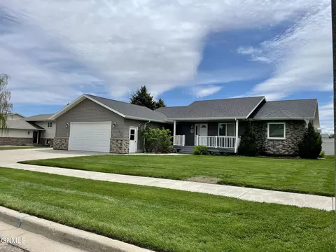 1733 23rd St W St W, Williston, ND 58801 photo 2