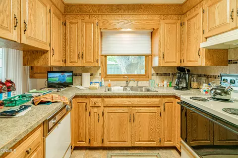 1302 Apache St, Bismarck, ND 58501 photo 25