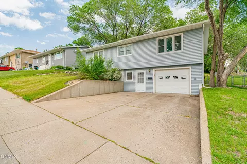 809 27th St, Bismarck, ND 58501 photo 2