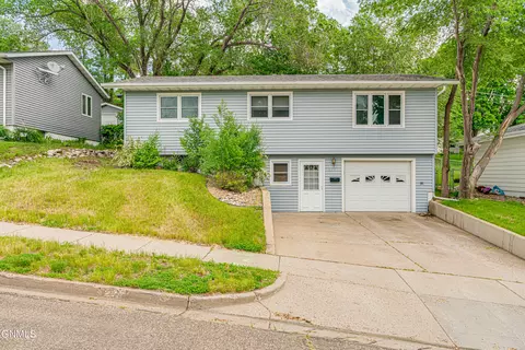 809 27th St, Bismarck, ND 58501 photo 1