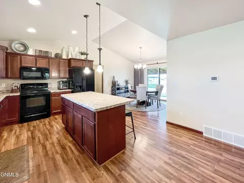 5489 Sweet Clover Ln, Williston, ND 58801 photo 30