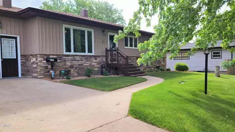 523 27th St, Bismarck, ND 58501 photo 2