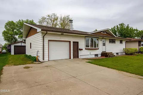 605 3rd Ave NW, Beulah, ND 58523 photo 2