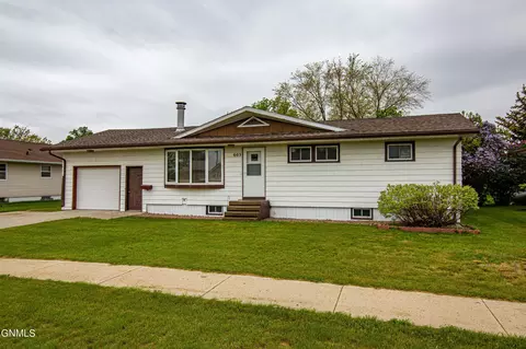 605 3rd Ave NW, Beulah, ND 58523 photo 1