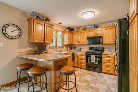 314 Saturn Dr, Bismarck, ND 58503 photo 6
