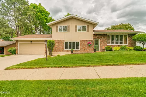 314 Saturn Dr, Bismarck, ND 58503 photo 1