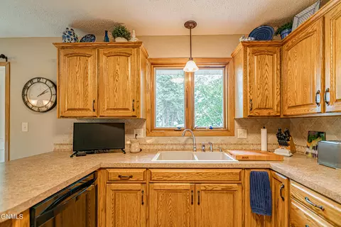 314 Saturn Dr, Bismarck, ND 58503 photo 9