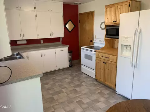 207 3rd St SE, Lamoure, ND 58458 photo 17