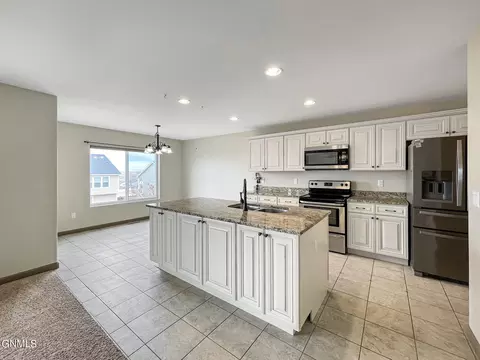 5803 Vanessa Ave, Williston, ND 58801 photo 10