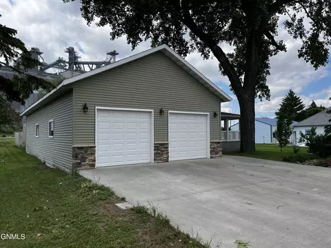 609 2nd St E, Edgeley, ND 58433 photo 5