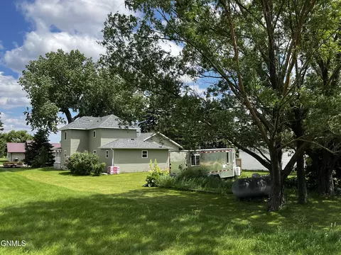 609 2nd St E, Edgeley, ND 58433 photo 3