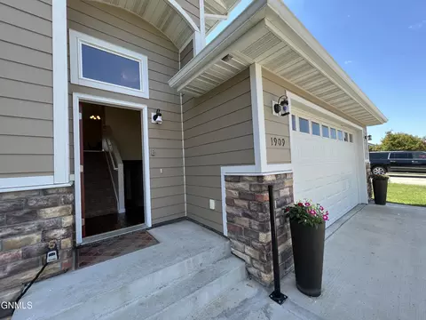 1909 23rd St W St W, Williston, ND 58801 photo 5