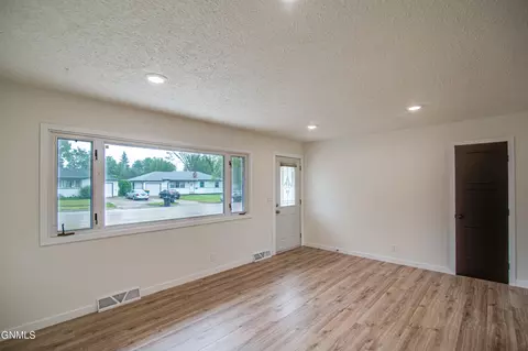 1732 Assumption Dr, Bismarck, ND 58503 photo 9
