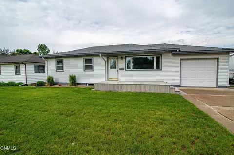 1732 Assumption Dr, Bismarck, ND 58503 photo 1