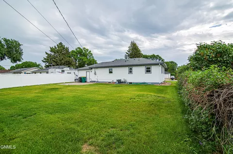 1732 Assumption Dr, Bismarck, ND 58503 photo 6