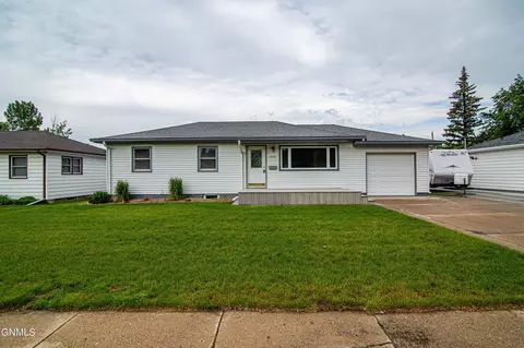 1732 Assumption Dr, Bismarck, ND 58503 photo 2