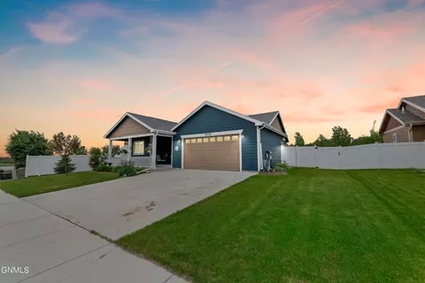 2219 29th Ave W, Williston, ND 58801 photo 4
