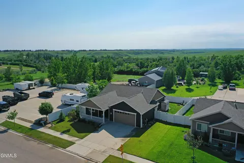 2219 29th Ave W, Williston, ND 58801 photo 8