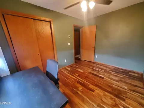 102 3rd Ave SE, Bowman, ND 58623 photo 3