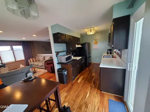 102 3rd Ave SE, Bowman, ND 58623 photo 1